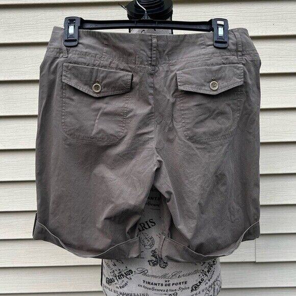 Theory green mid rise Bermuda cuffed shorts with pockets - Picture 2 of 10